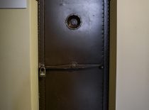 išorinės slėptuvės durys 1