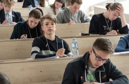 Mokinius kviečia didžiausias chemijos dalyko konkursas Lietuvoje