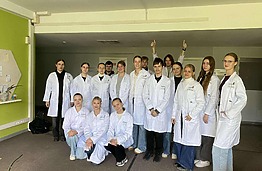 CTF pirmakursiams padovanoti laboratoriniai chalatai tapo bendruomeniškumo ir partnerystės simboliu