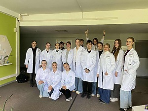 Studentai su naujais chalatais