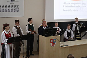 Prof. dr. Raimundas Šiaučiūnas taria sveikinimo žodį šventės metu.