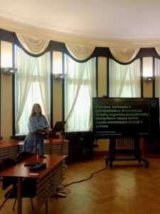 Dr. Šarūnė Daškevičiūtė disertacijos gynimo metu Dr. Šarūnė Daškevičiūtė disertacijos gynimo metu