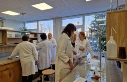 Nuo teorijos prie praktikos: KTU programa stiprina chemijos mokytojų kompetencijas laboratorijose