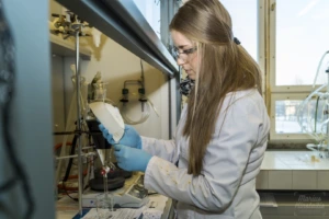 KTU chemikų triumfas: kaip aukščiausio lygio mentorystė virsta geriausiomis šalies disertacijomis