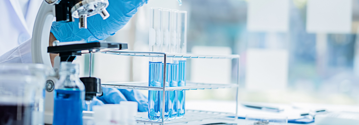 Laboratorijoje atliekami moksliniai tyrimai naudojant chemijos laboratorinę įrangą.
