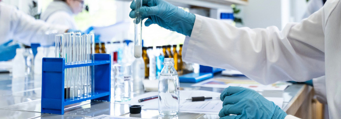 Mokslininkas chemijos laboratorijoje atlieka mokslinį tyrimą, naudodamas laboratorinę įrangą.
