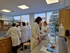 Nuo teorijos prie praktikos: KTU programa stiprina chemijos mokytojų kompetencijas laboratorijose